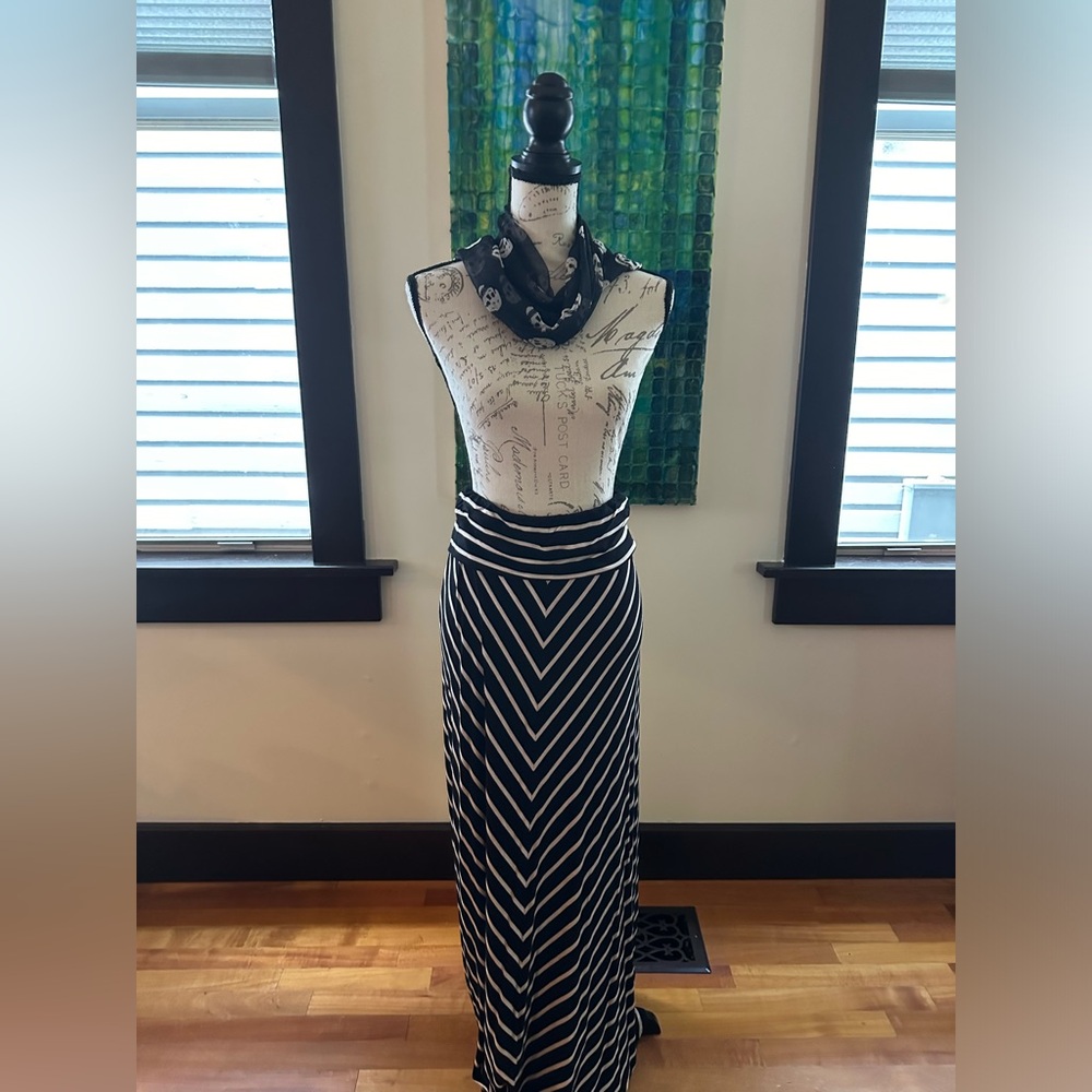 *Vintage* 90’s Calvin Klein full length skirt. Size 1X. Striped.